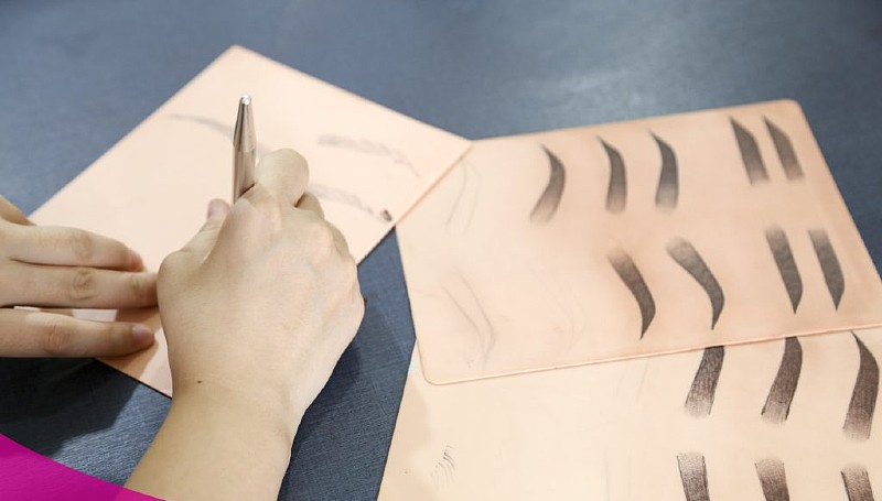 Bạn muốn tìm hiểu cách để vẽ chân mày trên giấy một cách đơn giản nhưng hiệu quả? Hãy cùng chúng tôi khám phá các kỹ thuật vẽ lông mày đơn giản nhất, chỉ với vài thao tác đơn giản, bạn có thể sở hữu một làn da tươi trẻ và đôi mắt sáng ngời!