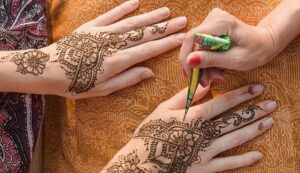 Vẽ henna là một trải nghiệm nghệ thuật độc đáo và thú vị đến từ Ấn Độ. Đây là một kỹ năng được truyền từ đời này sang đời khác và có rất nhiều ý nghĩa và giá trị. Hãy tham khảo các hình ảnh này để tìm hiểu cách vẽ henna độc đáo này và khám phá thế giới của văn hóa Ấn Độ.